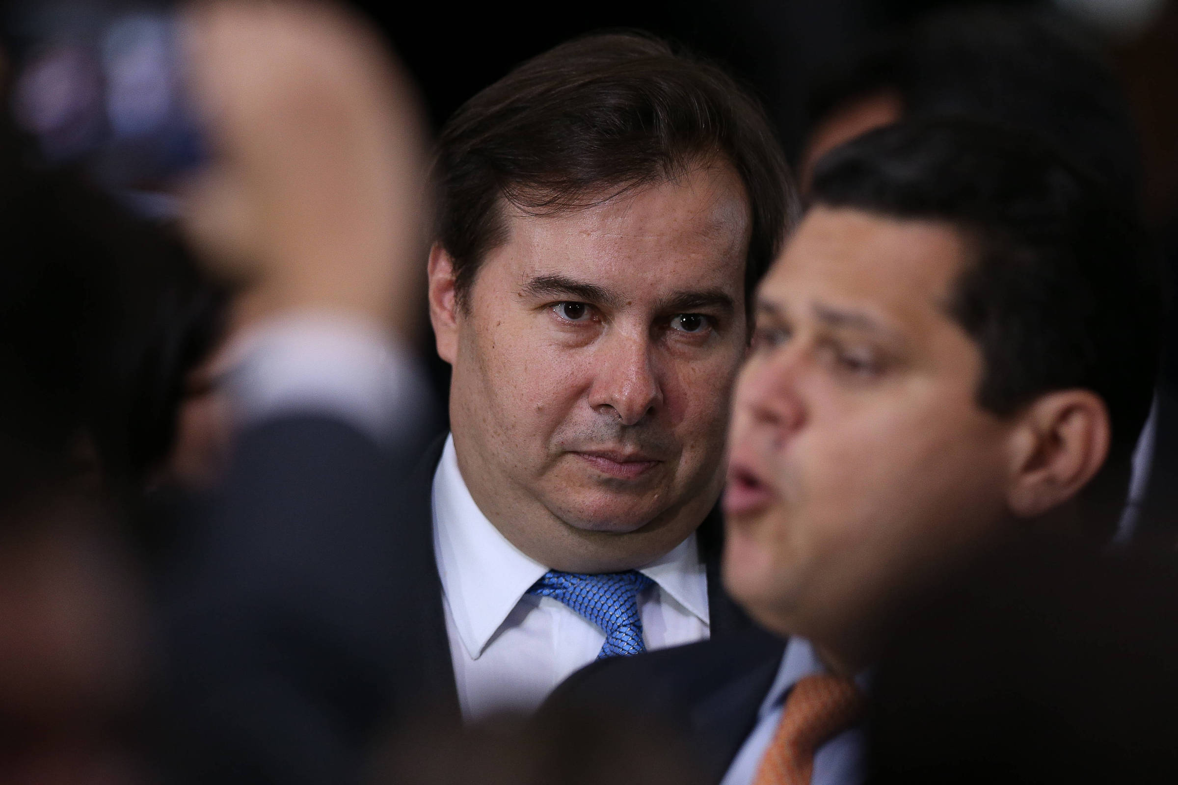 Após Maia pedir respeito às instituições, Alcolumbre se cala e oposição fala em impeachment